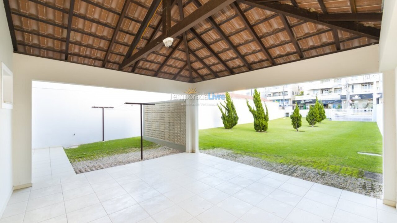 Casa para aluguel de temporada em Bombinhas (Praia de Bombas)