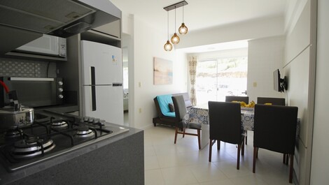 Apartamento térreo com ótimo espaço privativo na praia de Quatro Ilhas