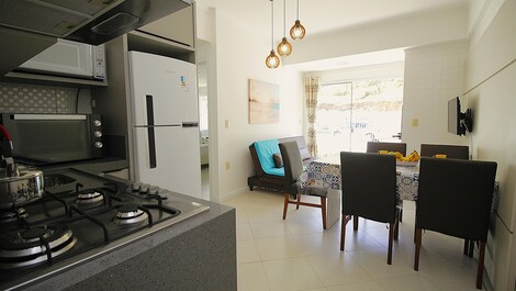 Apartamento térreo com ótimo espaço privativo na praia de Quatro Ilhas