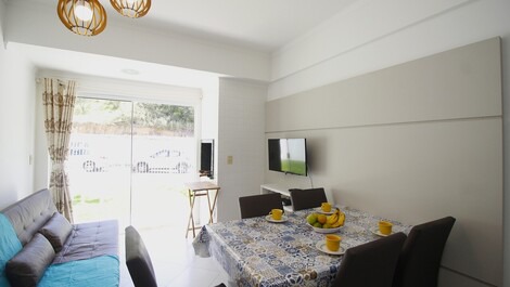 Apartamento térreo com ótimo espaço privativo na praia de Quatro Ilhas