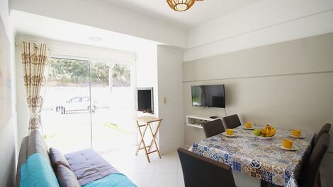 Apartamento térreo com ótimo espaço privativo na praia de Quatro Ilhas