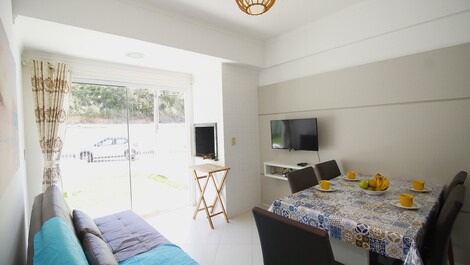 Apartamento térreo com ótimo espaço privativo na praia de Quatro Ilhas