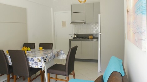 Apartamento térreo com ótimo espaço privativo na praia de Quatro Ilhas