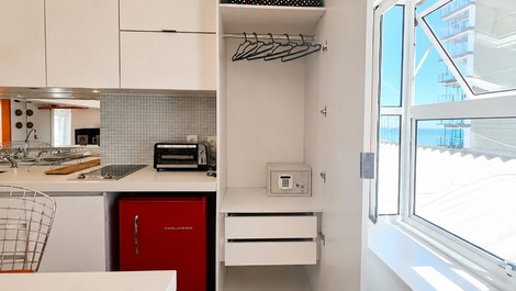 Studio with partial sea view/Beach block away