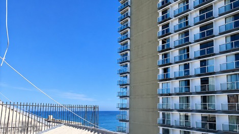Studio with partial sea view/Beach block away