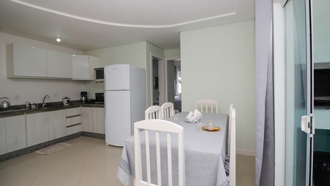 Apartamento con 2 suites y vista al mar en la playa de 4 islas.