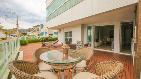 Apartamento con jardín, 3 dormitorios y vistas al mar en la playa de Canto Grande.
