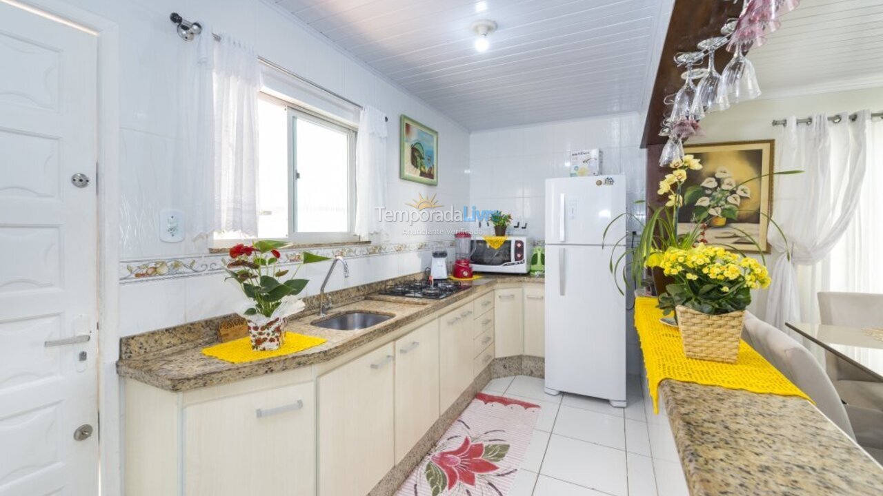Casa para aluguel de temporada em Bombinhas (Praia de Bombas)