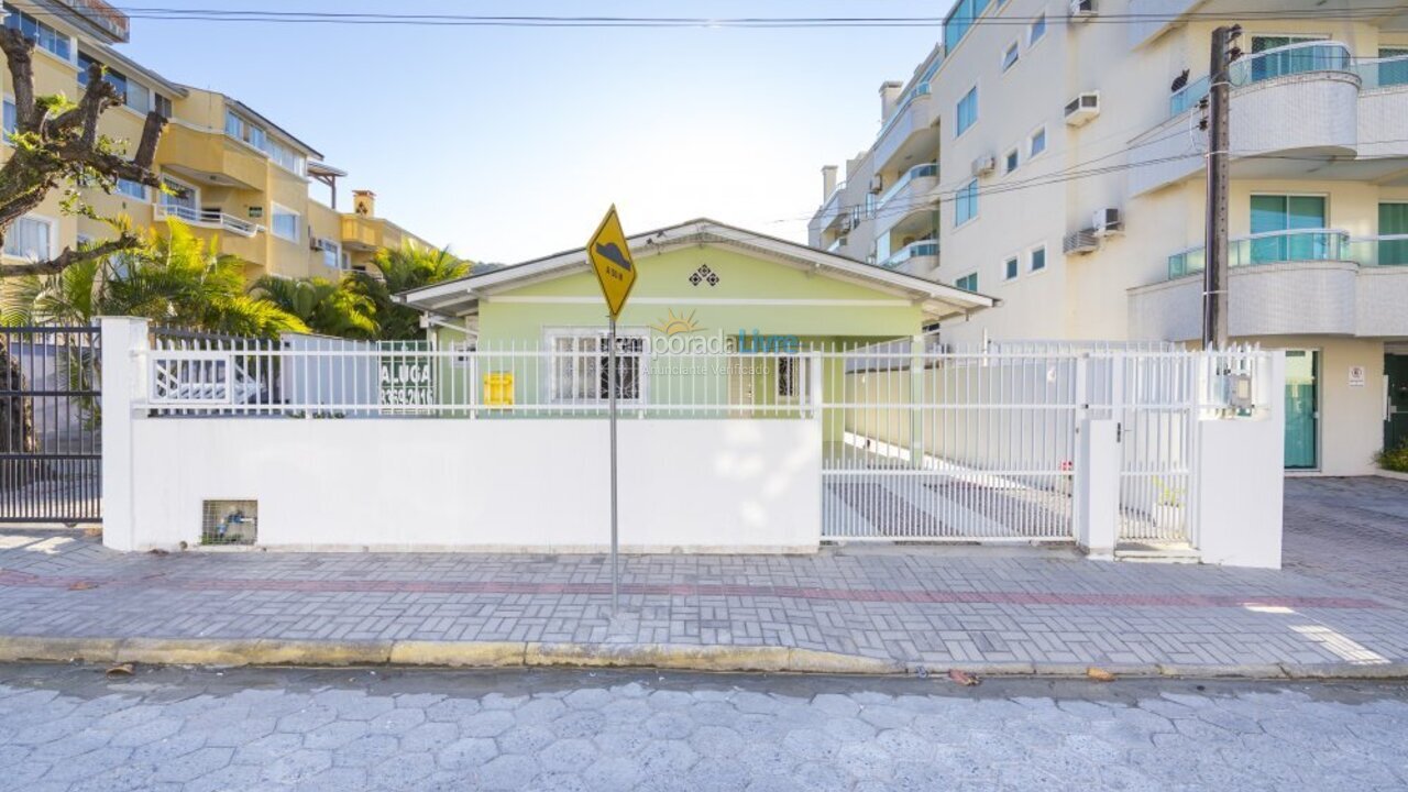 Casa para aluguel de temporada em Bombinhas (Praia de Bombas)