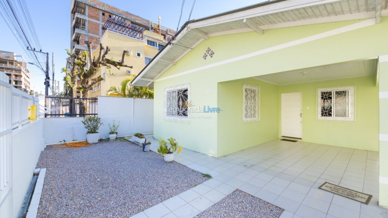 Casa para aluguel de temporada em Bombinhas (Praia de Bombas)