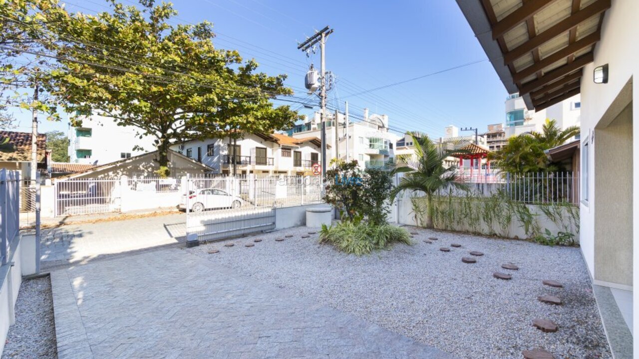 Casa para aluguel de temporada em Bombinhas (Praia de Bombas)