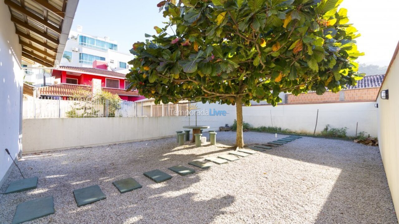 Casa para aluguel de temporada em Bombinhas (Praia de Bombas)