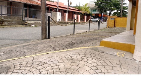 Cada apartamento tem 1 vaga de estacionamento