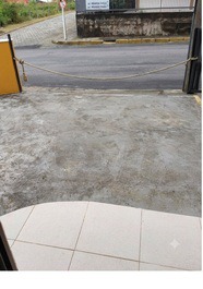 A vaga de estacionamento do andar de baixo fica em frente à porta de vidro do quarto