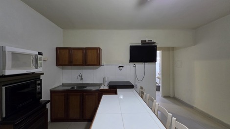 Apto Enseada quadra mar - 4 pessoas com ar condicionado