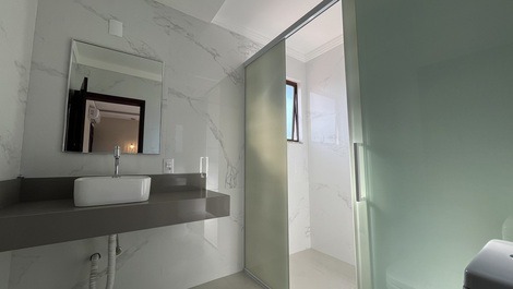 HERMOSA CASA CON PISCINA CLIMATIZADA