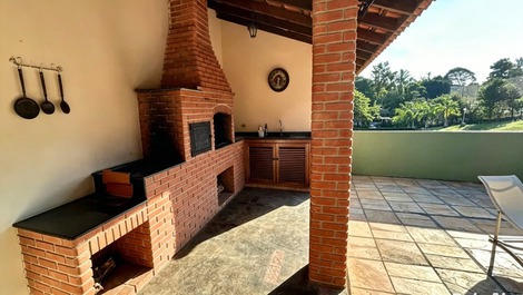 Área gourmet com forno e fogão  a lenha