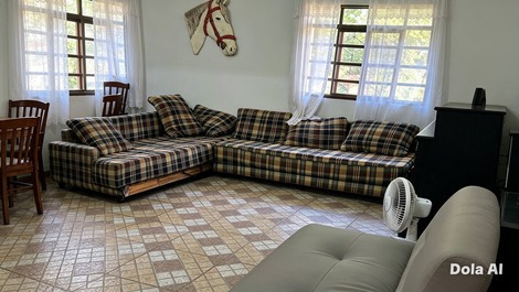 Sala grande com sofás camas