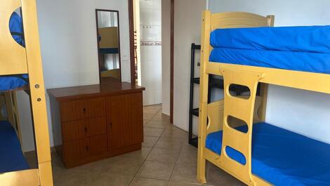 APARTAMENTO COM PISCINA, VISTA PARA O MAR, PÉ NA AREIA.