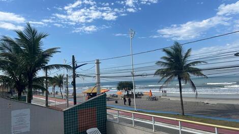APARTAMENTO COM PISCINA, VISTA PARA O MAR, PÉ NA AREIA.