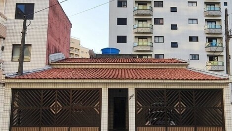 Casa p/ 16 pessoas • 2 min a pé da praia • 4 vagas • Churrasqueira