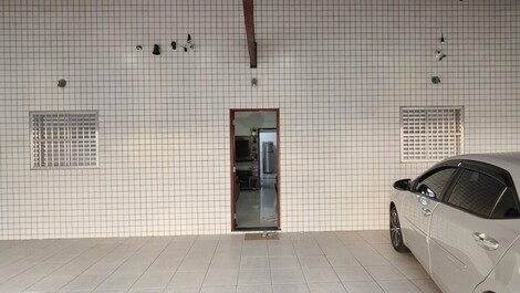 Casa p/ 16 pessoas • 2 min a pé da praia • 4 vagas • Churrasqueira