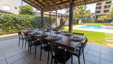 Hermosa casa de alto estándar con piscina en Praia de Mariscal