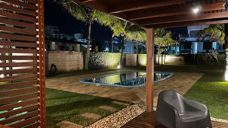 Hermosa casa de alto estándar con piscina en Praia de Mariscal