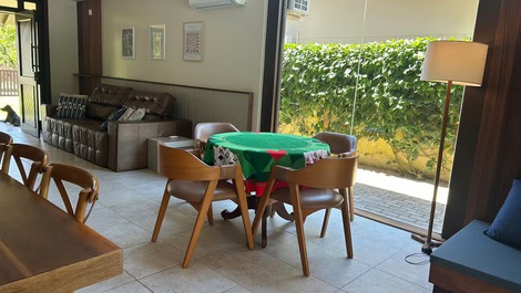 Hermosa casa de alto estándar con piscina en Praia de Mariscal