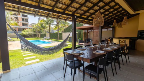 Hermosa casa de alto estándar con piscina en Praia de Mariscal