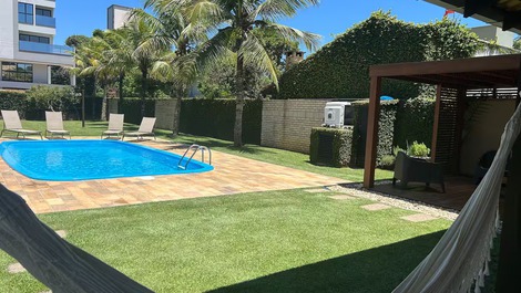 Hermosa casa de alto estándar con piscina en Praia de Mariscal