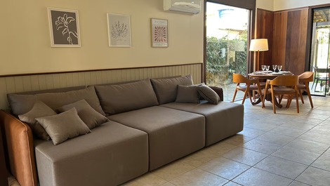 Hermosa casa de alto estándar con piscina en Praia de Mariscal