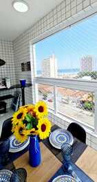 Apartamento con piscina disponible, con vistas al mar y balcón gourmet.
