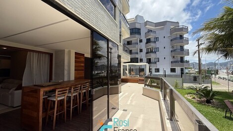 Apartamento 3 suítes frente mar Meia Praia SC