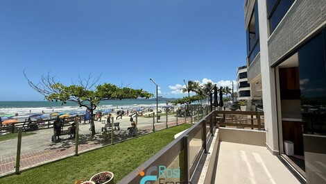 Apartamento 3 suítes frente mar Meia Praia SC