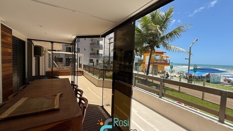 Apartamento 3 suítes frente mar Meia Praia SC