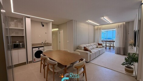 Apartamento 3 suítes frente mar Meia Praia SC