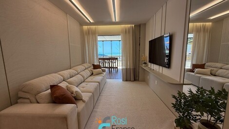 Apartamento 3 suítes frente mar Meia Praia SC