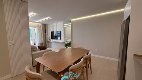 Apartamento 3 suítes frente mar Meia Praia SC