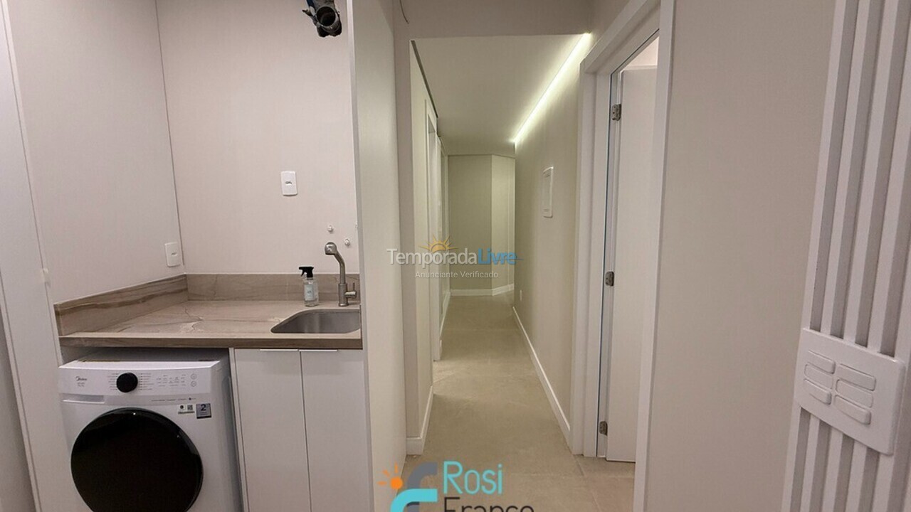 Apartamento para aluguel de temporada em Itapema (Meia Praia Frente Mar)