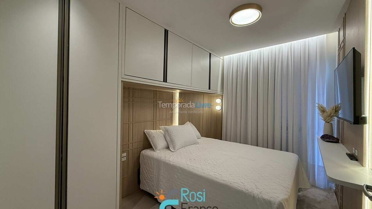 Apartamento para aluguel de temporada em Itapema (Meia Praia Frente Mar)