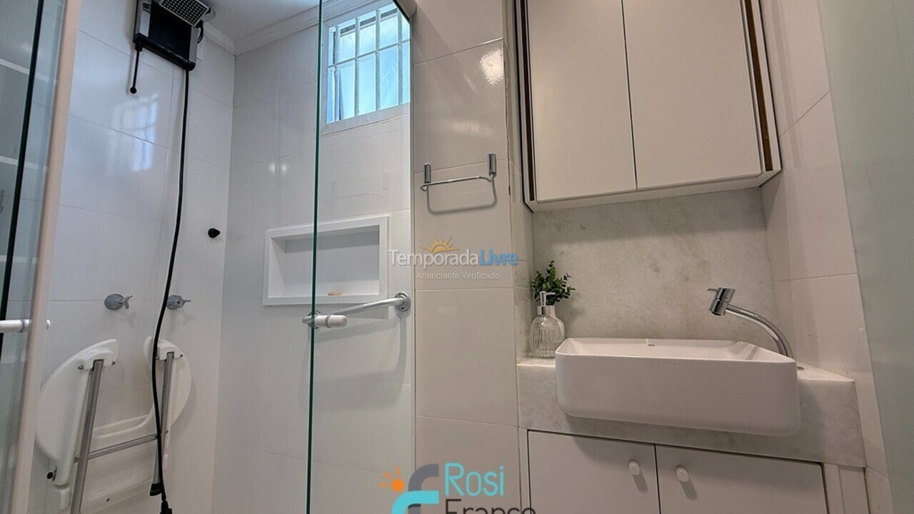 Apartamento para aluguel de temporada em Itapema (Meia Praia Frente Mar)