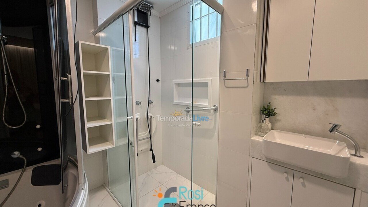 Apartamento para aluguel de temporada em Itapema (Meia Praia Frente Mar)