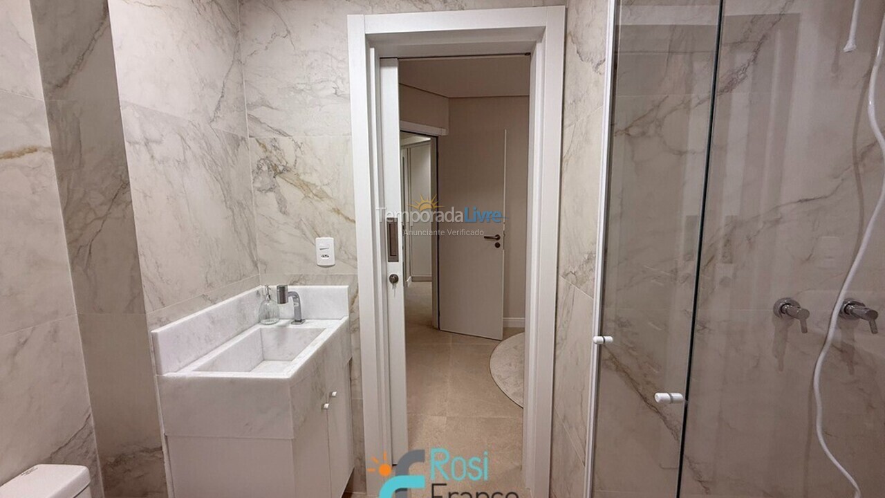 Apartamento para aluguel de temporada em Itapema (Meia Praia Frente Mar)