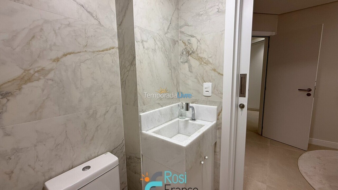 Apartamento para aluguel de temporada em Itapema (Meia Praia Frente Mar)