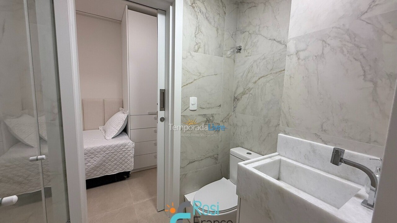 Apartamento para aluguel de temporada em Itapema (Meia Praia Frente Mar)
