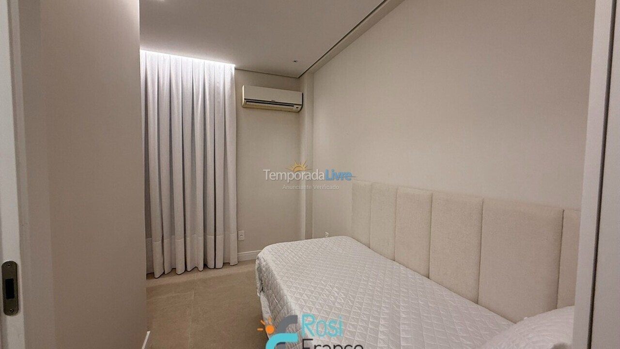 Apartamento para aluguel de temporada em Itapema (Meia Praia Frente Mar)