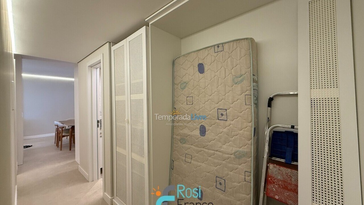 Apartamento para aluguel de temporada em Itapema (Meia Praia Frente Mar)