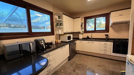 5-BEDROOM HOUSE FOR SEASONAL RENTAL IN JURERÊ INTERNACIONAL