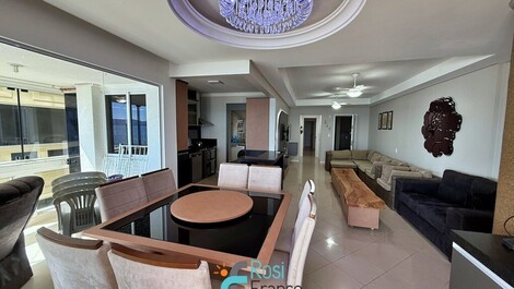 Apartamento de 3 suites frente al mar en Meia Praia, SC